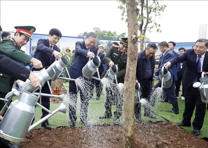 Tổng Bí thư Tô Lâm và các đại biểu tham gia trồng cây tại Lễ phát động “Tết trồng cây đời đời nhớ ơn Bác Hồ” Xuân Bính Ngọ 2026. Ảnh: Thống Nhất – TTXVN
