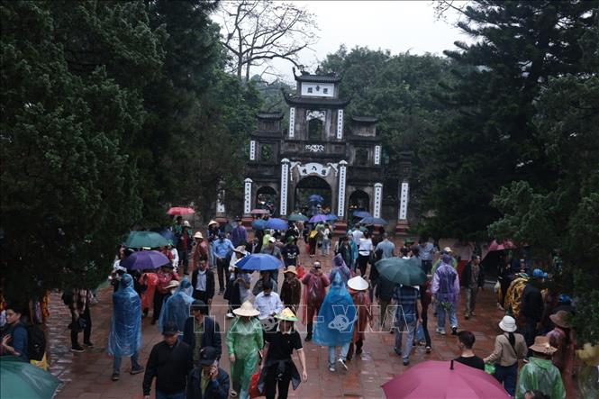 Rất đông du khách đến với lễ hội. Ảnh: Trần Việt - TTXVN 