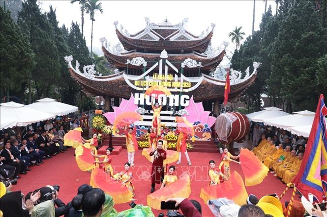 Biểu diễn văn nghệ tại lễ khai hội. Ảnh: Trần Việt - TTXVN 