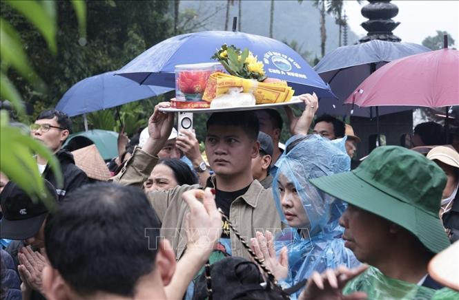 Rất đông du khách đến với lễ hội. Ảnh: Trần Việt - TTXVN 