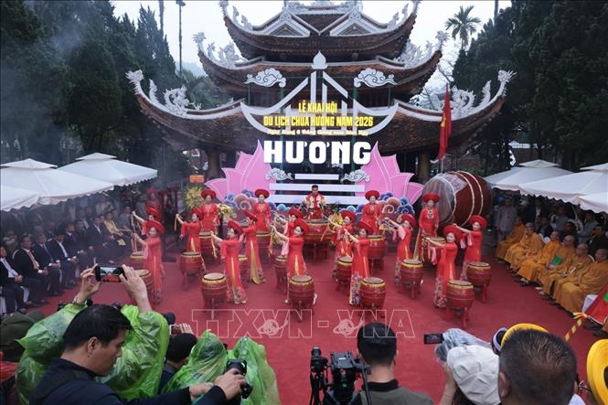 Biểu diễn văn nghệ tại lễ khai hội. Ảnh: Trần Việt - TTXVN 