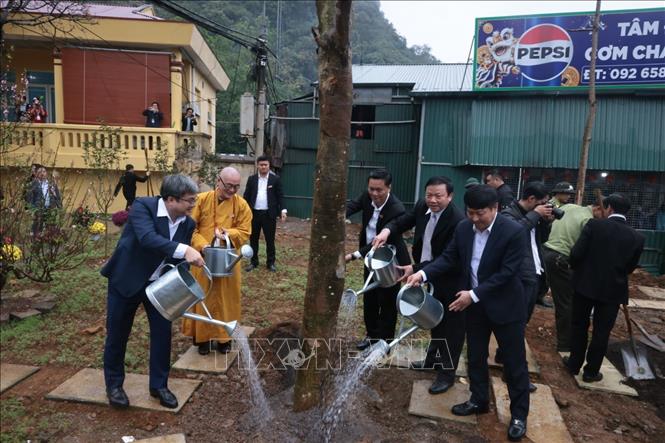 Các đại biểu trồng cây và phát động Tết trồng cây tại khu di tích. Ảnh: Trần Việt - TTXVN 