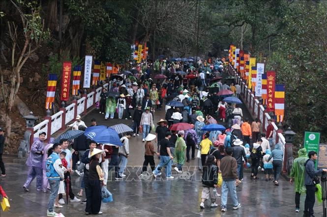 Rất đông du khách đến với lễ hội. Ảnh: Trần Việt - TTXVN 