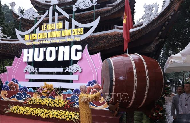 Hoà thượng Thích Thanh Hiền đánh trống khai hội. Ảnh: Trần Việt - TTXVN 