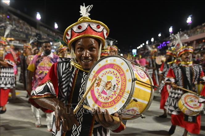 Các vũ công tham gia lễ hội Carnival tại Rio de Janeiro, Brazil ngày 13/2/2026. Ảnh: THX/TTXVN