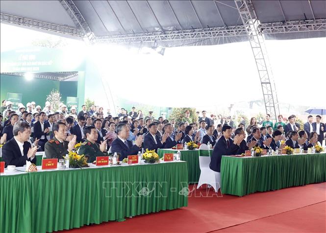 Tổng Bí thư Tô Lâm và các đồng chí lãnh đạo dự Lễ phát động “Tết trồng cây đời đời nhớ ơn Bác Hồ” Xuân Bính Ngọ 2026. Ảnh: Thống Nhất – TTXVN
