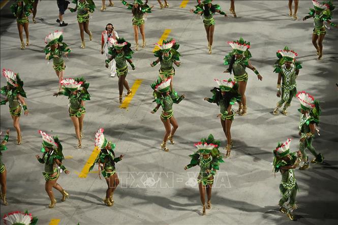 Các vũ công tham gia lễ hội Carnival tại Rio de Janeiro, Brazil ngày 14/2/2026. Ảnh: THX/TTXVN
