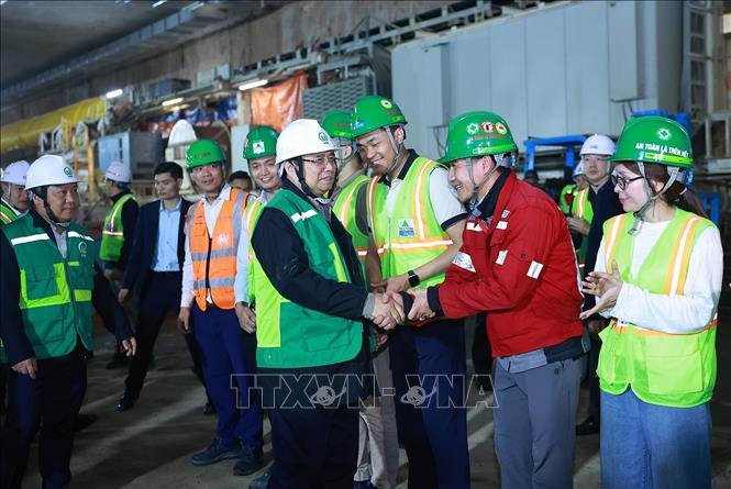 Thủ tướng Phạm Minh Chính thăm, chúc Tết và giao nhiệm vụ cho các đơn vị thi công Dự án tuyến đường sắt đô thị số 3, đoạn Nhổn - Ga Hà Nội. Ảnh: Dương Giang-TTXVN 