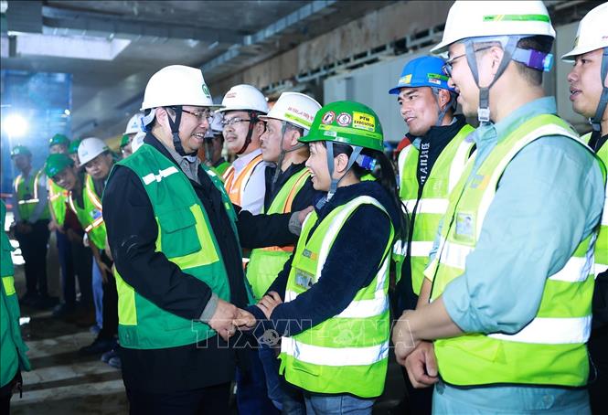 Thủ tướng Phạm Minh Chính thăm, chúc Tết các đơn vị thi công Dự án tuyến đường sắt đô thị số 3, đoạn Nhổn-Ga Hà Nội. Ảnh: Dương Giang-TTXVN
