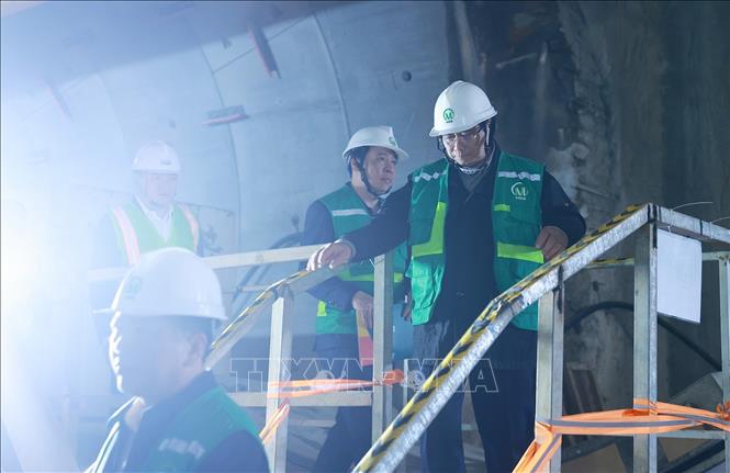 Thủ tướng Phạm Minh Chính kiểm tra công trường thi công Dự án tuyến đường sắt đô thị số 3, đoạn Nhổn-Ga Hà Nội. Ảnh: Dương Giang-TTXVN
