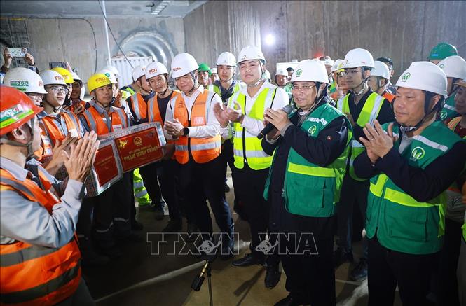 Thủ tướng Phạm Minh Chính thăm, chúc Tết các đơn vị thi công Dự án tuyến đường sắt đô thị số 3, đoạn Nhổn-Ga Hà Nội. Ảnh: Dương Giang-TTXVN