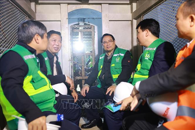 Thủ tướng Phạm Minh Chính kiểm tra hiện trường thi công Dự án tuyến đường sắt đô thị số 3, đoạn Nhổn-Ga Hà Nội. Ảnh: Dương Giang-TTXVN
