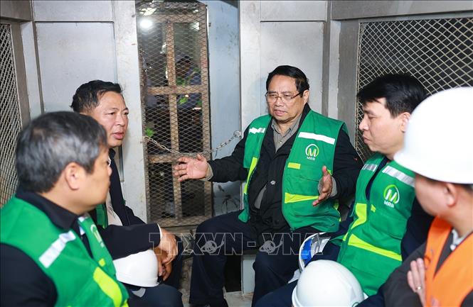 Thủ tướng Phạm Minh Chính kiểm tra hiện trường thi công Dự án tuyến đường sắt đô thị số 3, đoạn Nhổn-Ga Hà Nội. Ảnh: Dương Giang-TTXVN
