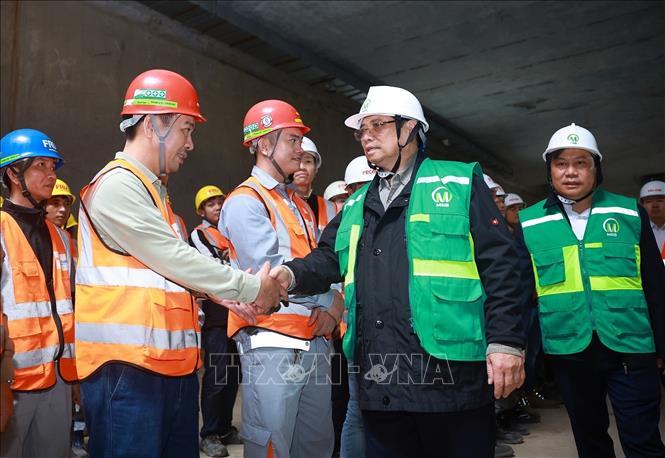 Thủ tướng Phạm Minh Chính thăm, chúc Tết các đơn vị thi công Dự án tuyến đường sắt đô thị số 3, đoạn Nhổn-Ga Hà Nội. Ảnh: Dương Giang-TTXVN 