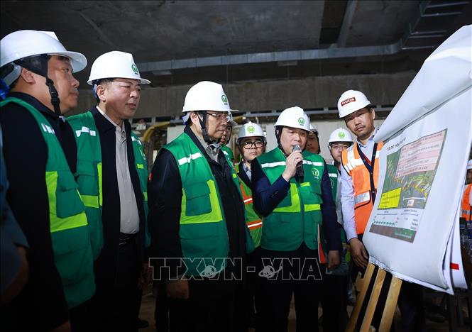 Thủ tướng Phạm Minh Chính kiểm tra tiến độ thi công Dự án tuyến đường sắt đô thị số 3, đoạn Nhổn-Ga Hà Nội. Ảnh: Dương Giang-TTXVN
