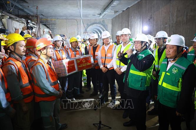 Thủ tướng Phạm Minh Chính giao nhiệm vụ cho các đơn vị thi công Dự án tuyến đường sắt đô thị số 3, đoạn Nhổn-Ga Hà Nội. Ảnh: Dương Giang-TTXVN
