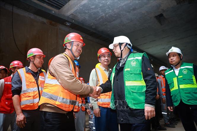 Thủ tướng Phạm Minh Chính thăm, chúc Tết các đơn vị thi công Dự án tuyến đường sắt đô thị số 3, đoạn Nhổn-Ga Hà Nội. Ảnh: Dương Giang-TTXVN 