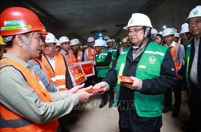 Thủ tướng Phạm Minh Chính thăm, chúc Tết các đơn vị thi công Dự án tuyến đường sắt đô thị số 3, đoạn Nhổn-Ga Hà Nội. Ảnh: Dương Giang-TTXVN
