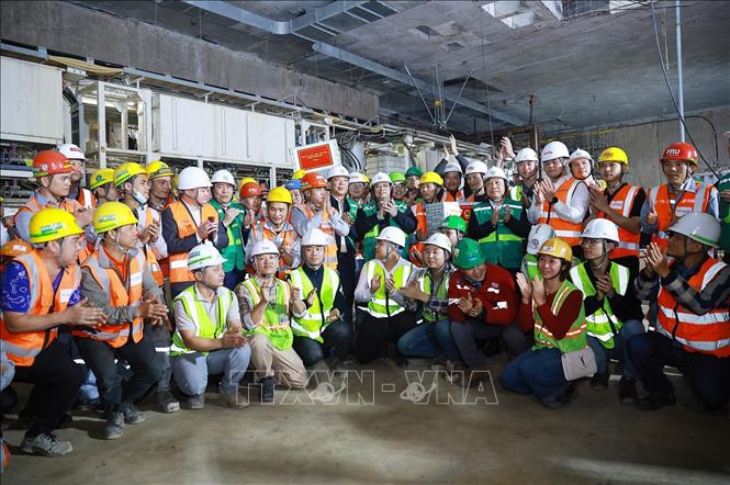 Thủ tướng Phạm Minh Chính thăm, chúc Tết các đơn vị thi công Dự án tuyến đường sắt đô thị số 3, đoạn Nhổn-Ga Hà Nội. Ảnh: Dương Giang-TTXVN