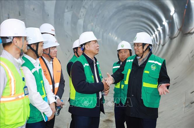 Thủ tướng Phạm Minh Chính kiểm tra công trường dự án, đoạn đường hầm ga S11 Văn Miếu. Ảnh: Dương Giang-TTXVN 
