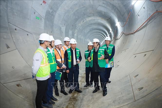 Thủ tướng Phạm Minh Chính kiểm tra đoạn đường hầm ga S11 Văn Miếu. Ảnh: Dương Giang-TTXVN 
