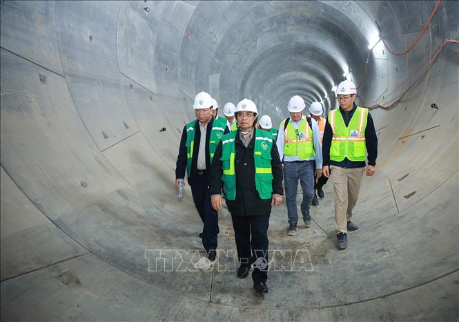 Thủ tướng Phạm Minh Chính kiểm tra công trường dự án, đoạn đường hầm ga S11 Văn Miếu. Ảnh: Dương Giang-TTXVN 
