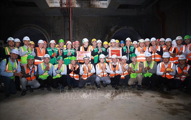 Thủ tướng Phạm Minh Chính thăm, chúc Tết các đơn vị thi công Dự án tuyến đường sắt đô thị số 3, đoạn Nhổn-Ga Hà Nội. Ảnh: Dương Giang-TTXVN
