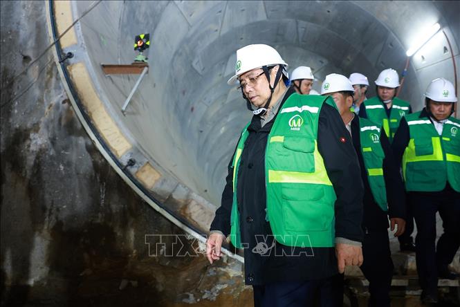 Thủ tướng Phạm Minh Chính kiểm tra công trường dự án tuyến đường sắt đô thị đoạn đường hầm ga S11 Văn Miếu. Ảnh: Dương Giang-TTXVN 
