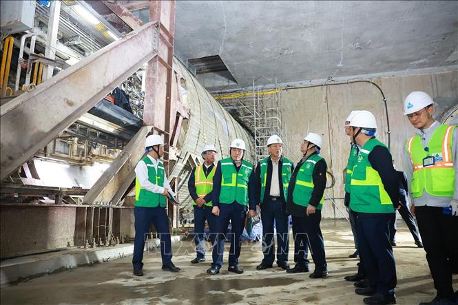 Thủ tướng Phạm Minh Chính kiểm tra công trường dự án tuyến đường sắt đô thị đoạn đường hầm ga S11 Văn Miếu. Ảnh: Dương Giang-TTXVN 
