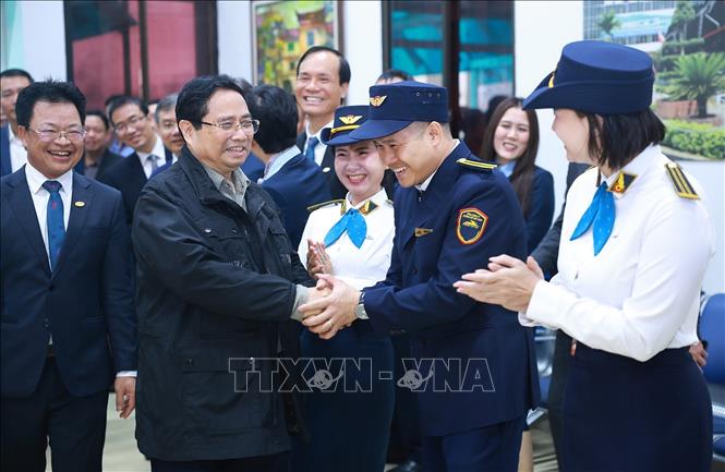 Thủ tướng Phạm Minh Chính đến thăm, chúc Tết và kiểm tra công tác phục vụ hành khách tại Ga Hà Nội. Ảnh: Dương Giang-TTXVN