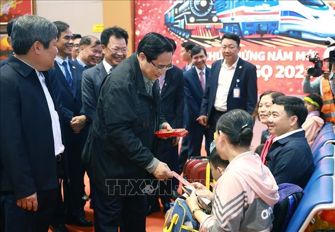 Thủ tướng Phạm Minh Chính đến thăm, chúc Tết hành khách tại Ga Hà Nội. Ảnh: Dương Giang-TTXVN
