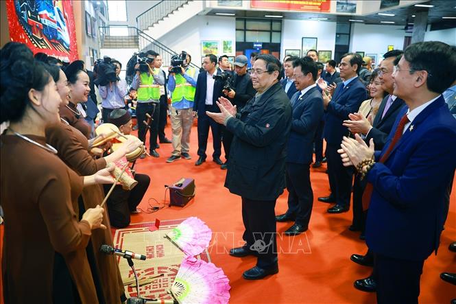 Thủ tướng Phạm Minh Chính đến thăm, chúc Tết và kiểm tra công tác phục vụ hành khách tại Ga Hà Nội. Ảnh: Dương Giang-TTXVN