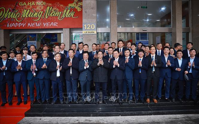 Thủ tướng Phạm Minh Chính đến thăm, chúc Tết và kiểm tra công tác phục vụ hành khách tại Ga Hà Nội. Ảnh: Dương Giang-TTXVN