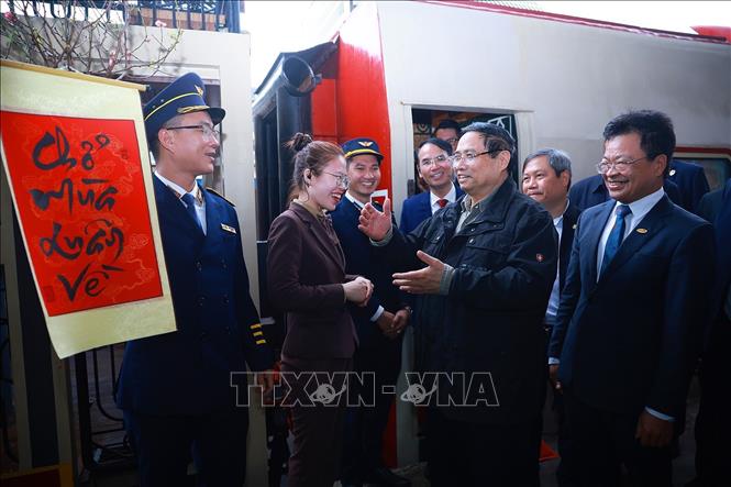 Thủ tướng Phạm Minh Chính đến thăm, chúc Tết và kiểm tra công tác phục vụ hành khách tại Ga Hà Nội. Ảnh: Dương Giang-TTXVN