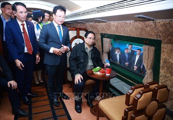 Thủ tướng Phạm Minh Chính đến thăm, chúc Tết và kiểm tra công tác phục vụ hành khách tại Ga Hà Nội. Ảnh: Dương Giang-TTXVN