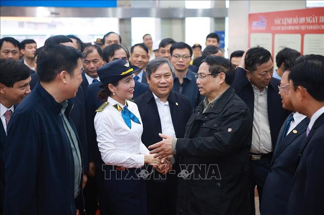 Thủ tướng Phạm Minh Chính đến thăm, chúc Tết và kiểm tra công tác phục vụ hành khách tại Ga Hà Nội. Ảnh: Dương Giang-TTXVN