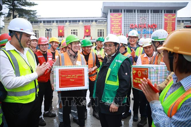 Thủ tướng Phạm Minh Chính thăm, chúc Tết các đơn vị thi công Dự án tuyến đường sắt đô thị số 3, đoạn Nhổn-Ga Hà Nội. Ảnh: Dương Giang-TTXVN