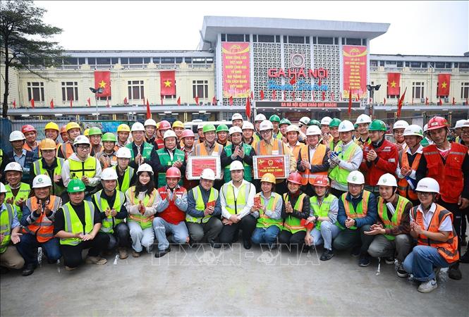 Thủ tướng Phạm Minh Chính thăm, chúc Tết các đơn vị thi công Dự án tuyến đường sắt đô thị số 3, đoạn Nhổn-Ga Hà Nội. Ảnh: Dương Giang-TTXVN