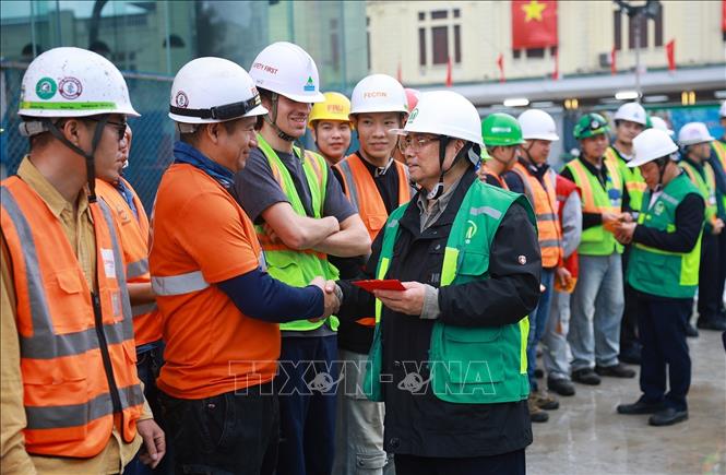 Thủ tướng Phạm Minh Chính thăm, chúc Tết các đơn vị thi công Dự án tuyến đường sắt đô thị số 3, đoạn Nhổn-Ga Hà Nội. Ảnh: Dương Giang-TTXVN