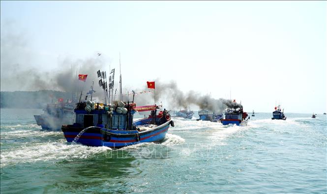Các tàu cá đồng loạt rẽ sóng ra khơi sau lễ ra quân. Ảnh: Lê Phước Ngọc - TTXVN
 