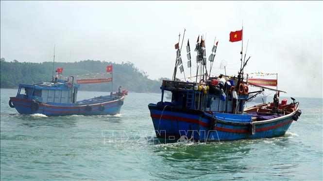 Các tàu cá đồng loạt rẽ sóng ra khơi sau lễ ra quân. Ảnh: Lê Phước Ngọc - TTXVN
