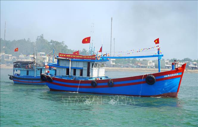 Các tàu cá đồng loạt rẽ sóng ra khơi sau lễ ra quân. Ảnh: Lê Phước Ngọc - TTXVN
