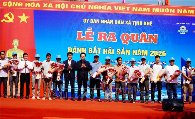 Tặng quà cho các chủ tàu tham gia lễ ra quân đánh bắt hải sản năm 2026. Ảnh: Lê Phước Ngọc - TTXVN
       