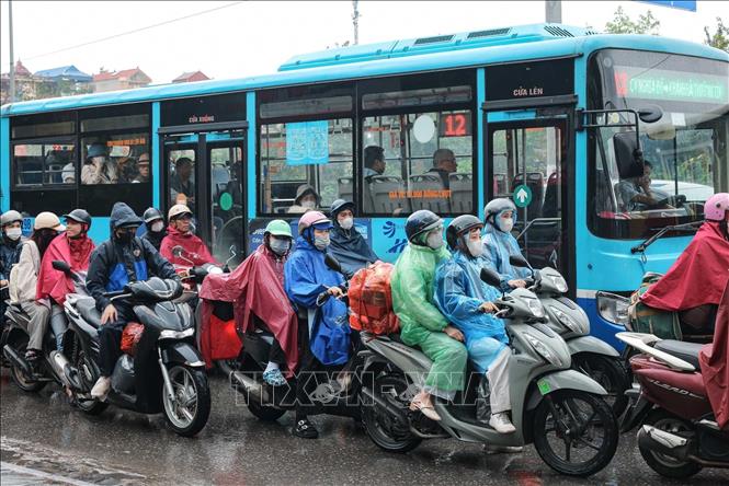 Dòng người kiên nhẫn di chuyển trên tuyến Quốc lộ 1A hướng về Thành phố Hà Nội. Ảnh: Hoàng Hiếu - TTXVN