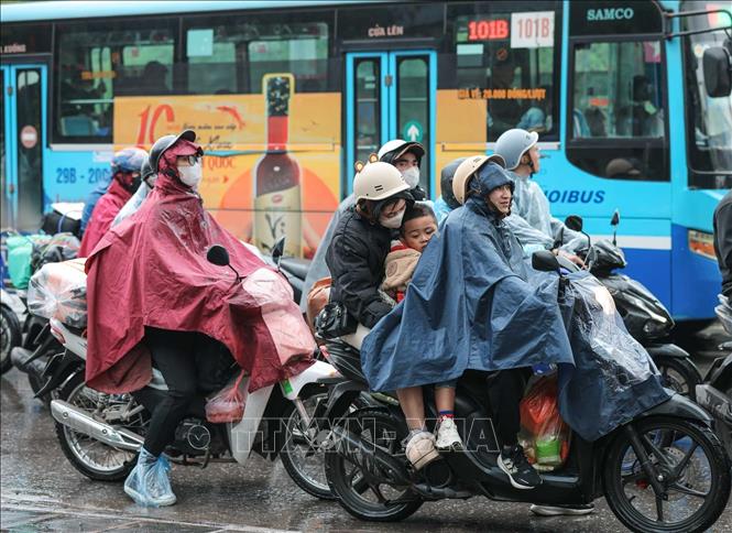 Người dân quay trở lại Hà Nội, sẵn sàng trở lại cuộc sống thường nhật sau kỳ nghỉ Tết dài. Ảnh: Hoàng Hiếu - TTXVN