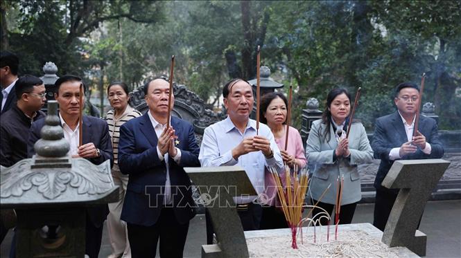 Các đại biểu dâng hương tại đền Đuổm. Ảnh: TTXVN phát