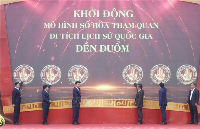 Các đại biểu thực hiện nghi thức khai trương Cổng số hóa di tích đền Đuổm. Ảnh: Vũ Hoàng Giang - TTXVN