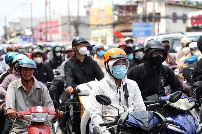 Người dân trở lại TP. Hồ Chí Minh trong tình trạng ùn ứ ở cửa ngõ Thành phố. Ảnh: Hồng Đạt - TTXVN