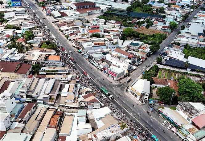 Ùn ứ giao thông trên Quốc lộ 1 vào ngày cuối kỳ nghỉ Tết Bính Ngọ. Ảnh: Hồng Đạt - TTXVN