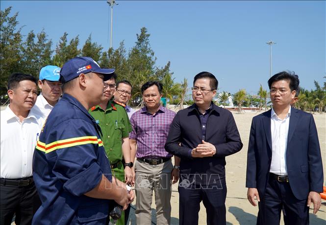 Chủ tịch UBND tỉnh Quảng Ngãi Nguyễn Hoàng Giang (thứ 2, từ phải sang) nghe đại diện đội cứu hộ, cứu nạn báo cáo quá trình tìm kiếm nạn nhân Trần Ngọc Tr. Bị đuối nước mất tích. Ảnh: Lê Phước Ngọc - TTXVN
